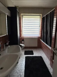 Tageslichtbad mit Wanne und Dusche