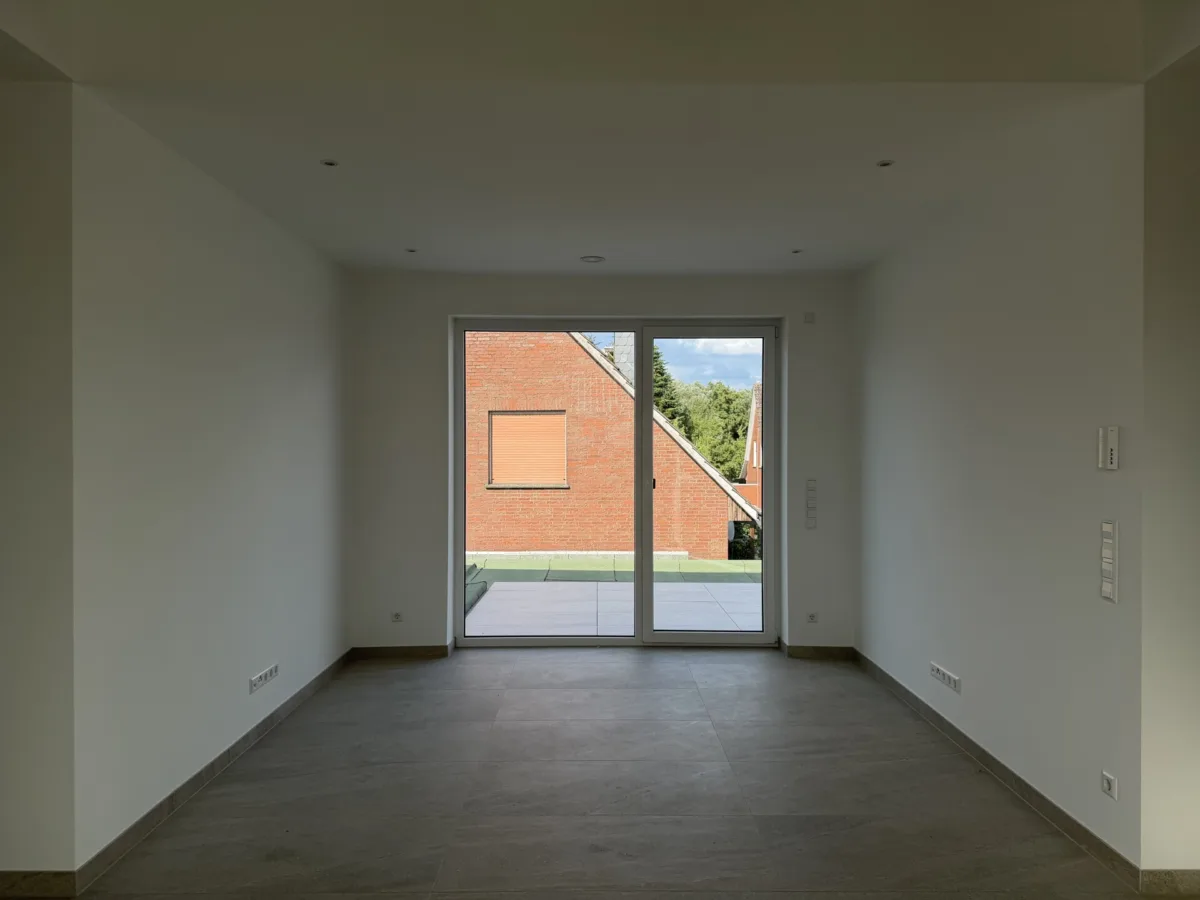 Wohnzimmer mit Blick auf Dachterrasse