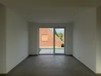Wohnzimmer mit Blick auf Dachterrasse