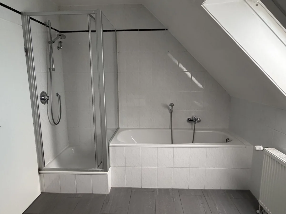 ... mit Wanne und Dusche