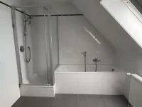 ... mit Wanne und Dusche