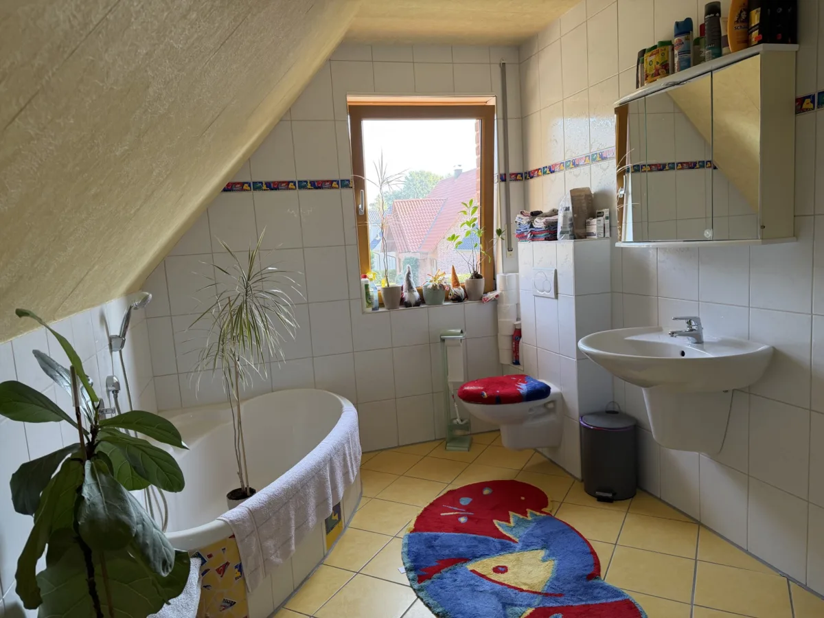 Tageslichtbad mit Wanne und Dusche in der Einliegerwohnung