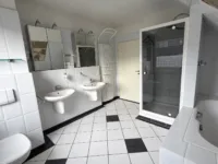 Bad mit Wanne und Dusche im Dachgeschoss