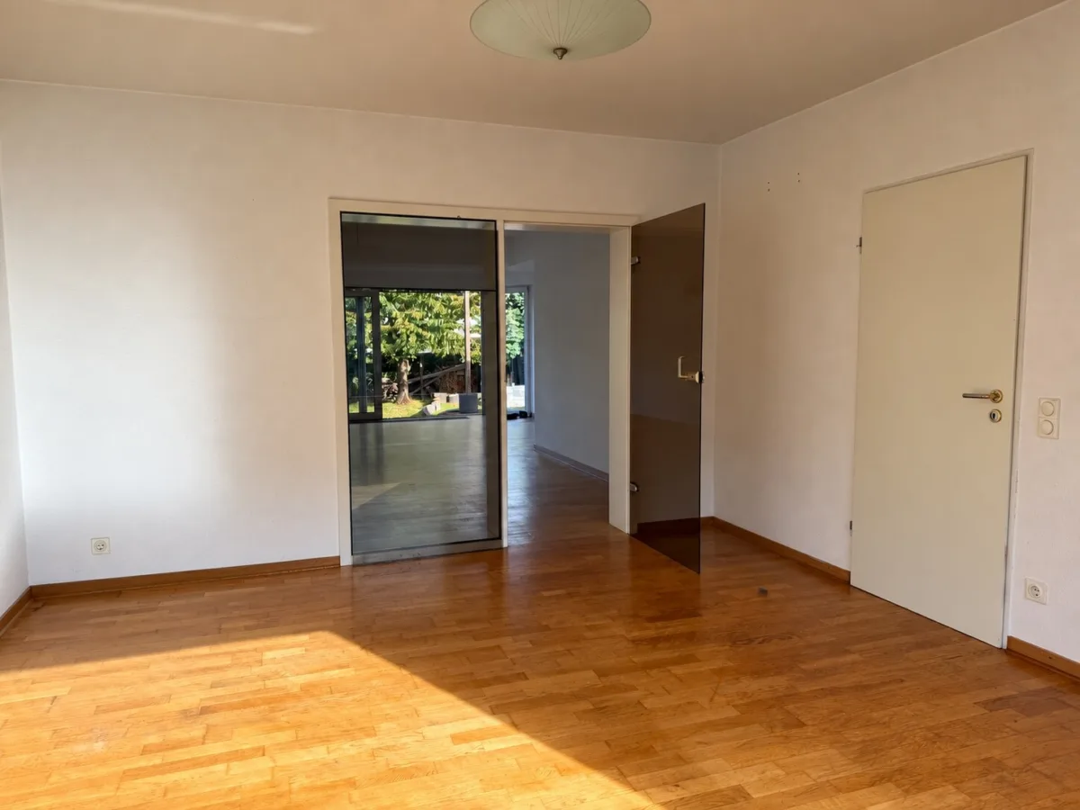 Esszimmer mit Blick ins Wohnzimmer