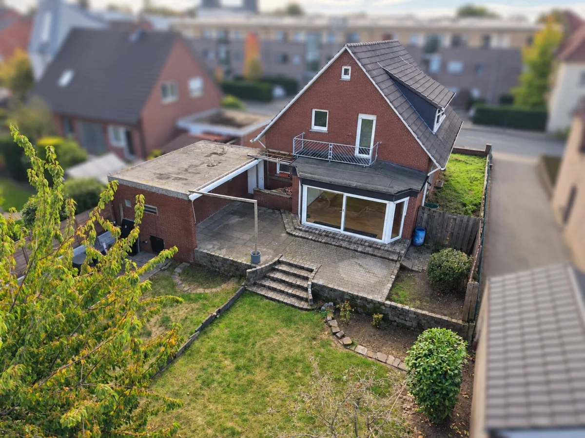 Rückansicht mit großer Terrasse