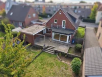 Rückansicht mit großer Terrasse