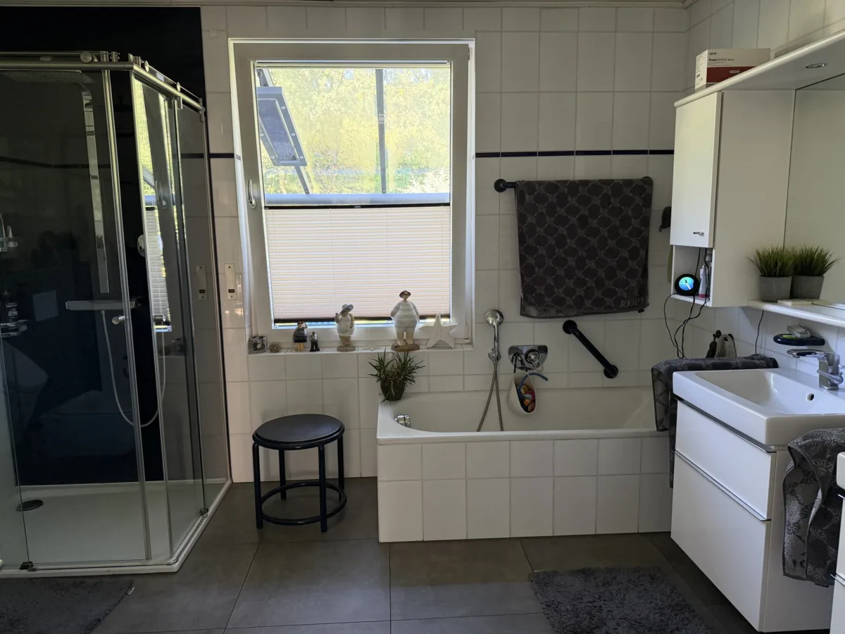 Tageslichtbad im EG mit Wanne und Dusche