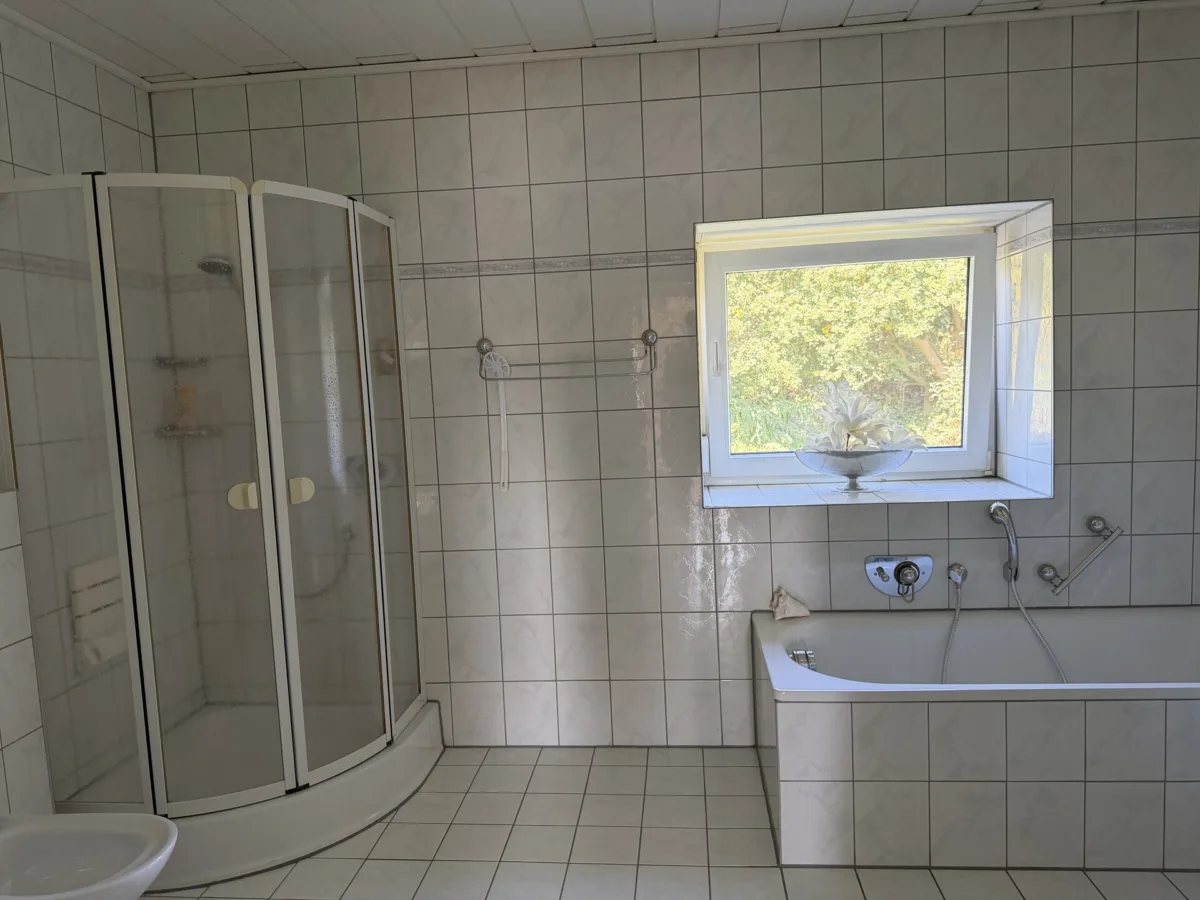 Tageslichtbad mit Wanne und Dusche im OG