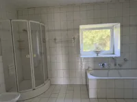 Tageslichtbad mit Wanne und Dusche im OG