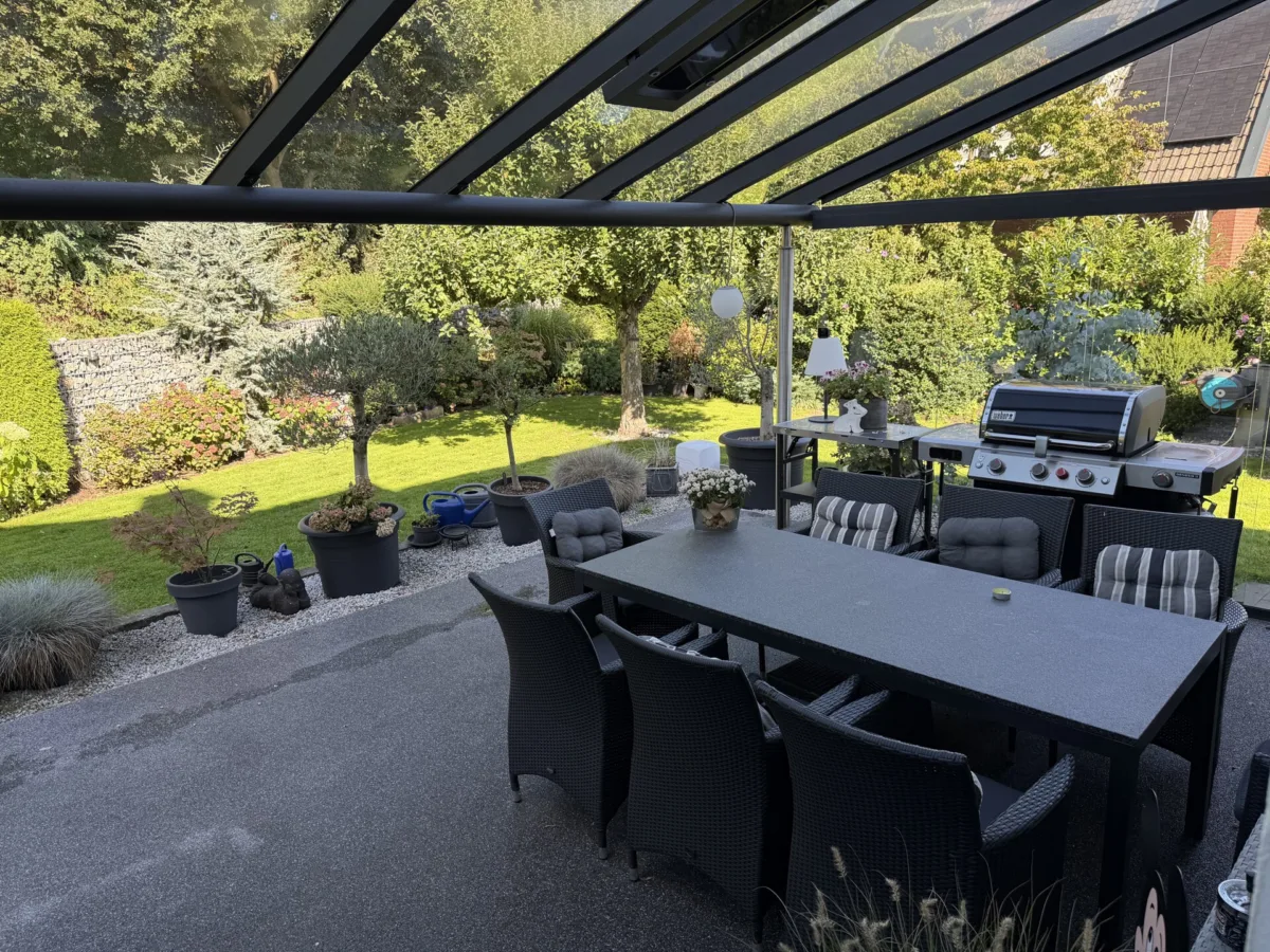 Terrassenüberdachung mit Markise und Heizstrahler