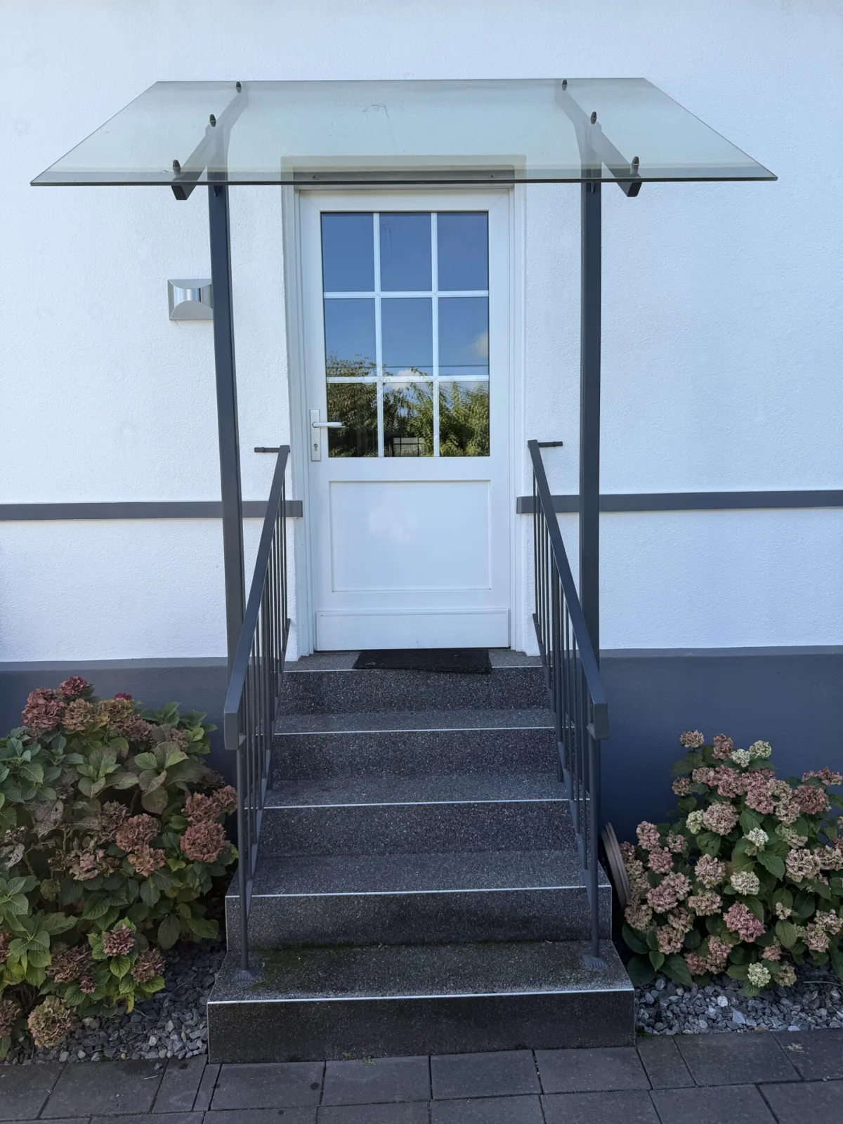 Hintereingang zur EG-Wohnung