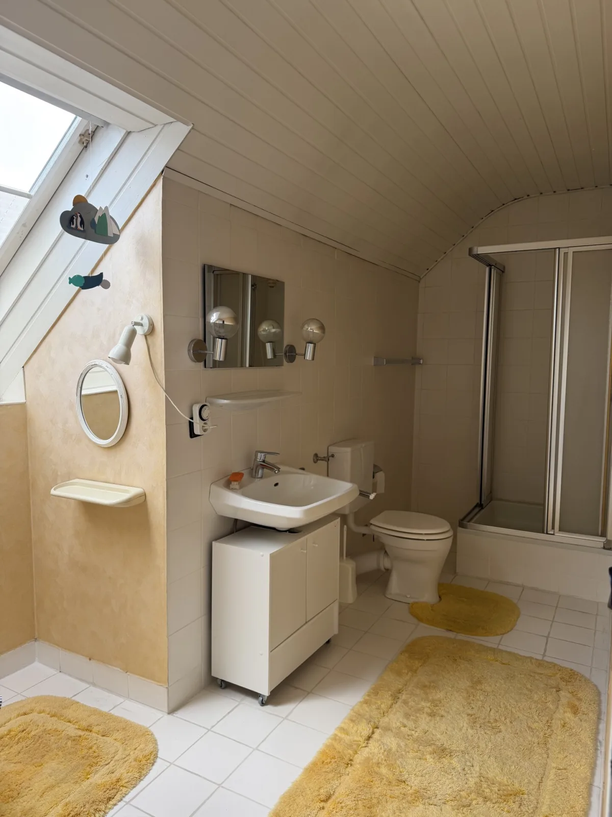 Kinderbad mit Dusche