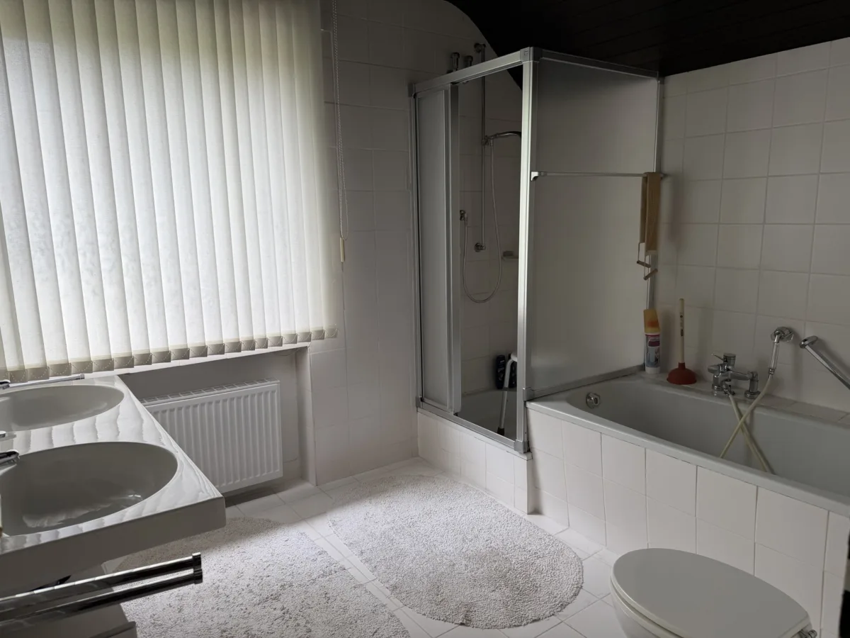 Elternbad mit Wanne und Dusche