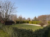 Garten mit Beachvolleyballplatz