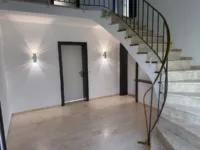Helle Diele mit offener Treppe rechte DHH