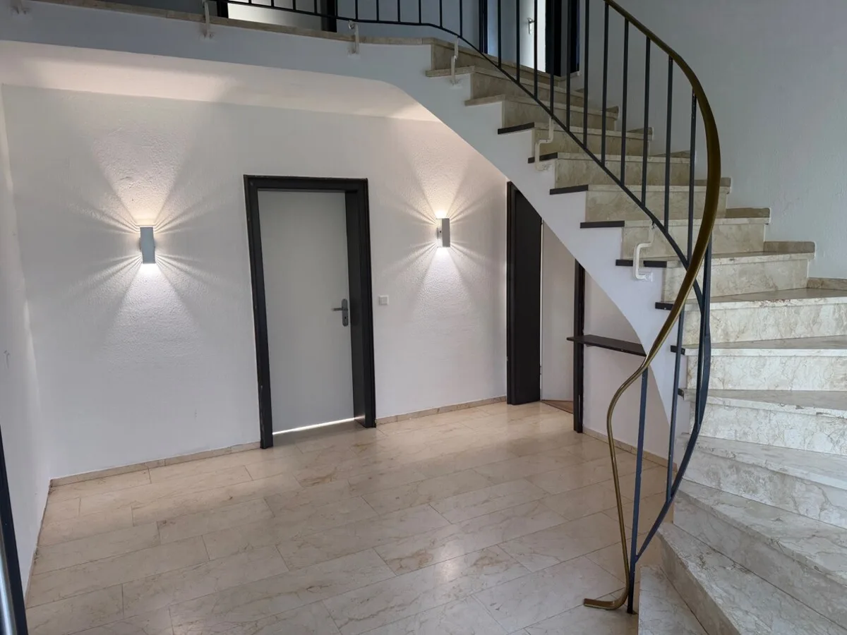 Helle Diele mit offener Treppe rechte DHH