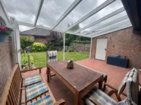 Blick von der Terrasse in den Garten (KI bearbeitet)