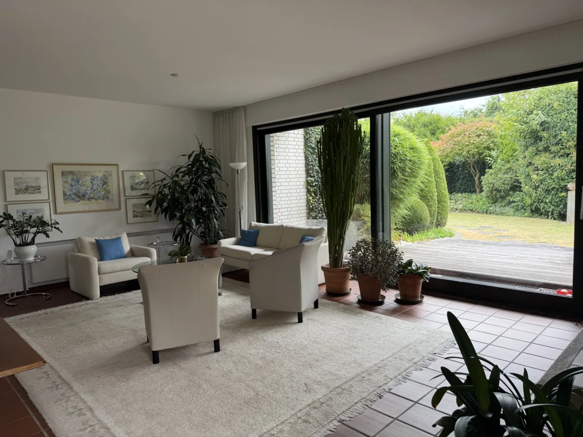 Wohnzimmer mit Blick in den Garten