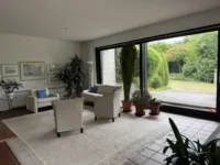 Wohnzimmer mit Blick in den Garten