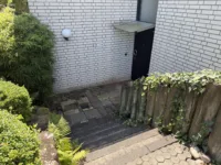 Seiteneingang zum Souterrainbereich