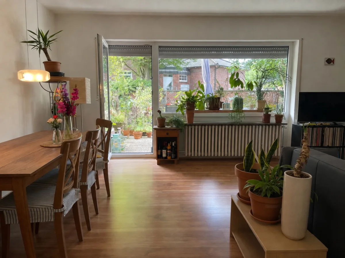 Wohnzimmer mit Essbereich (KI bearbeitet)