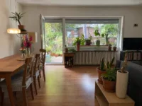 Wohnzimmer mit Essbereich (KI bearbeitet)