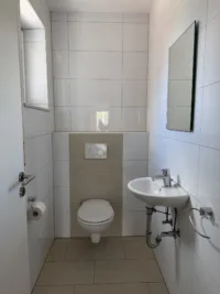 Gäste-WCs mit Fenster (hier DG)
