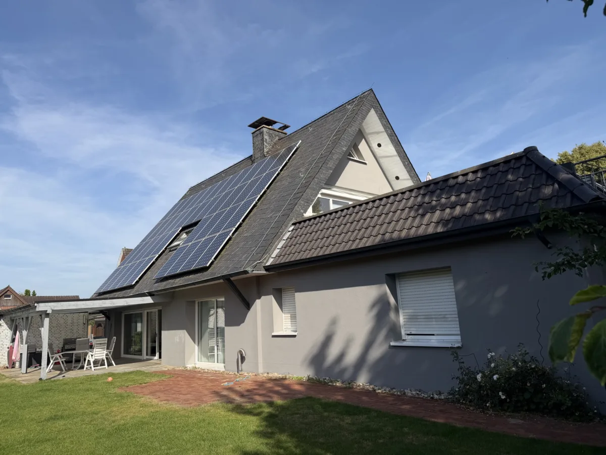 Gartenansicht mit überdachter Terrasse