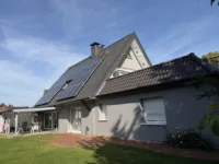 Gartenansicht mit überdachter Terrasse